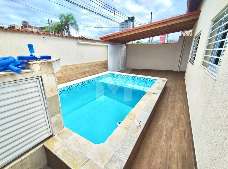 Casa com 4 Dorm.(2 suítes), piscina e 4 vagas - apenas 50m da Praia: 2ª foto da galeria de imagens do imóvel