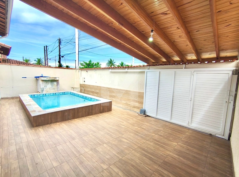 Casa com 4 Dorm.(2 suítes), piscina e 4 vagas - apenas 50m da Praia: 1ª foto da galeria de imagens do imóvel