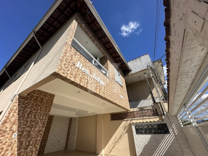 Casa em condomínio sobreposta alta no Tude Bastos