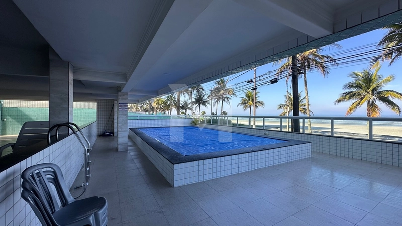 Apartamento Garden, prédio frente mar, com vista lateral.