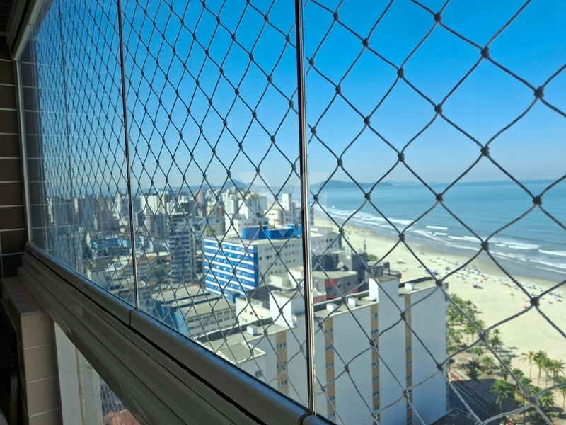 Apartamento 2 dormitórios em prédio frente mar na Vila Mirim.