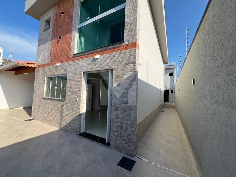 Casa com Piscina: 4ª foto da galeria de imagens do imóvel