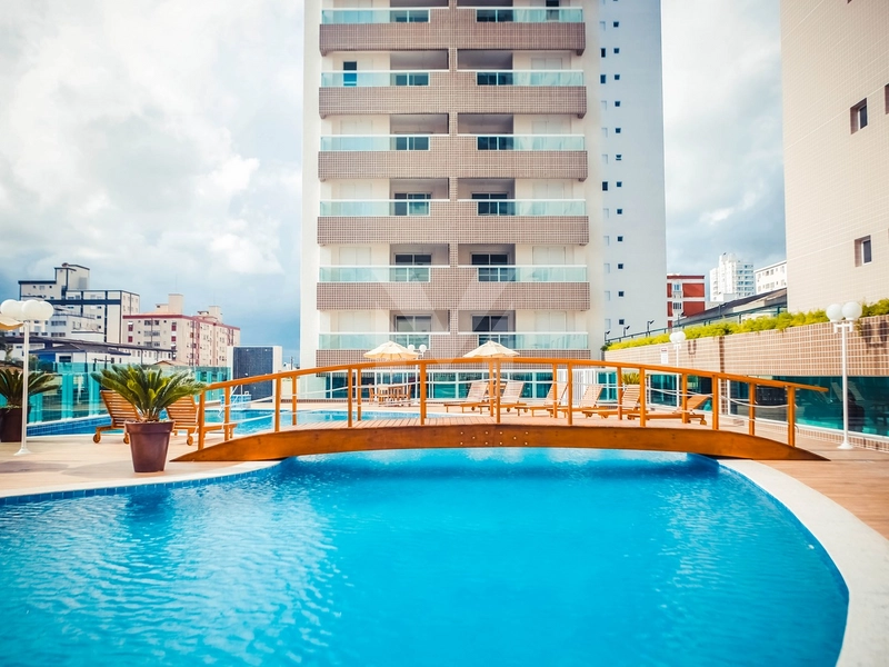 Apartamento 2 dormitórios com lazer clube a 100 metros da praia.