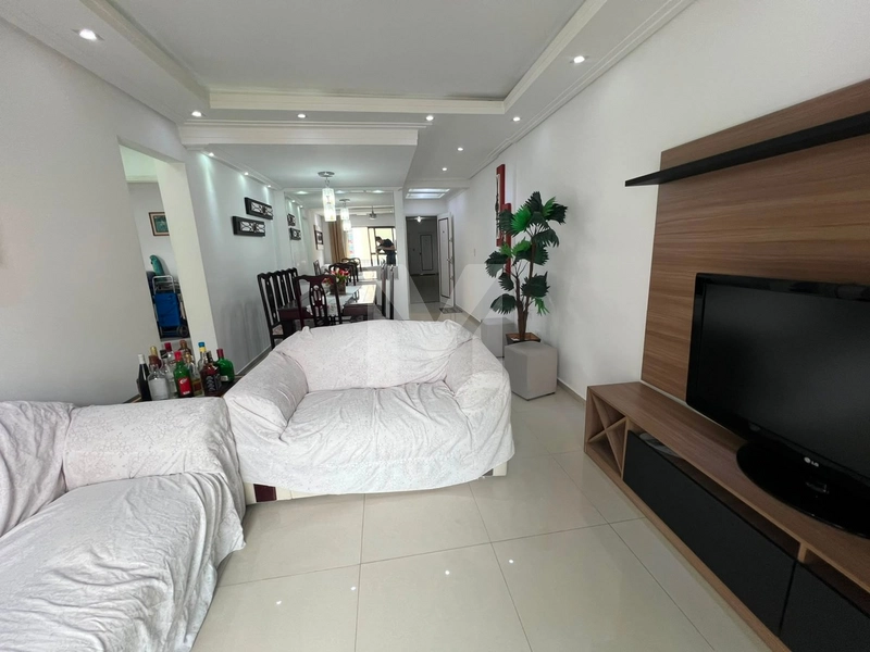 Apartamento amplo próximo a praia e diversos comércios: 4ª foto da galeria de imagens do imóvel