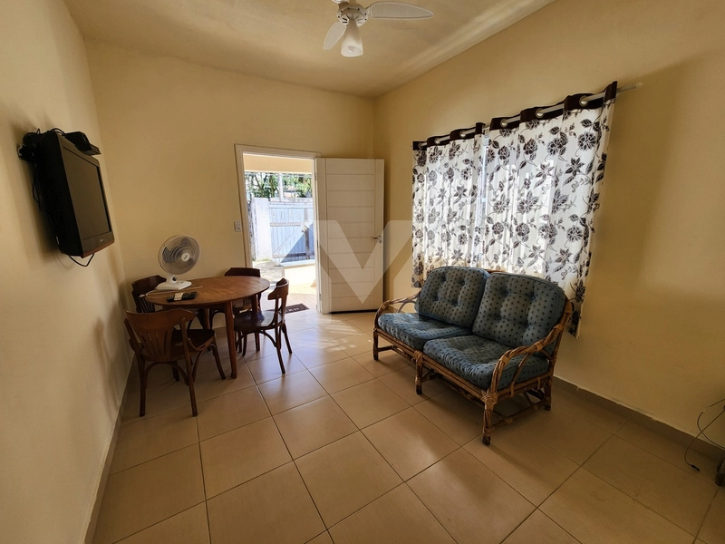Casa para Locação – 2 Dormitórios | Quintal Amplo | A 200 M da Praia: 3ª foto da galeria de imagens do imóvel