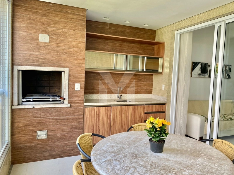 Apartamento Decorado a 50 Metros da Praia – 4 Dormitórios: 2ª foto da galeria de imagens do imóvel