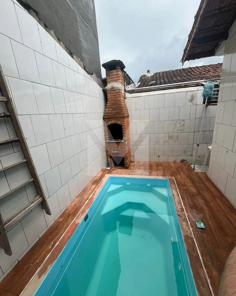 Casa a 350 metros da praia —com piscina e churrasqueira por R$ 530.000