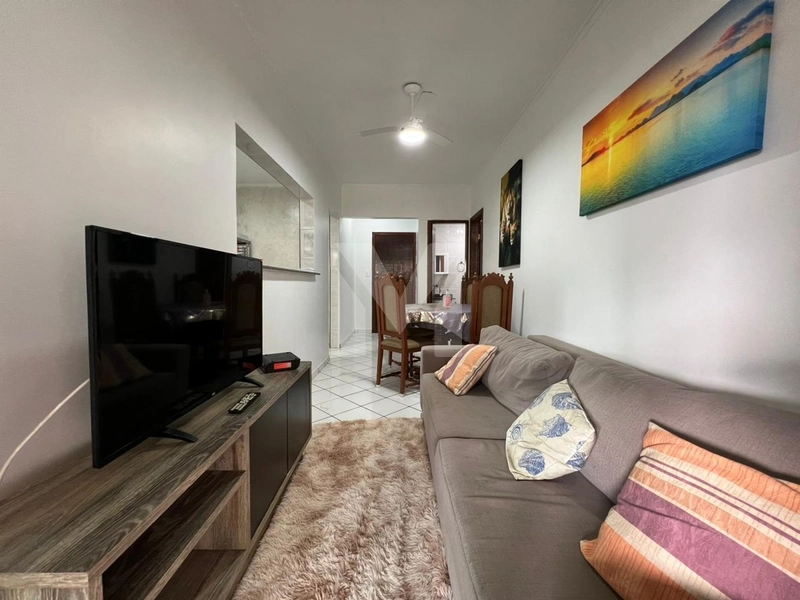 Apto na Ocian com duas sacadas, churrasqueira e vista parcial do mar.