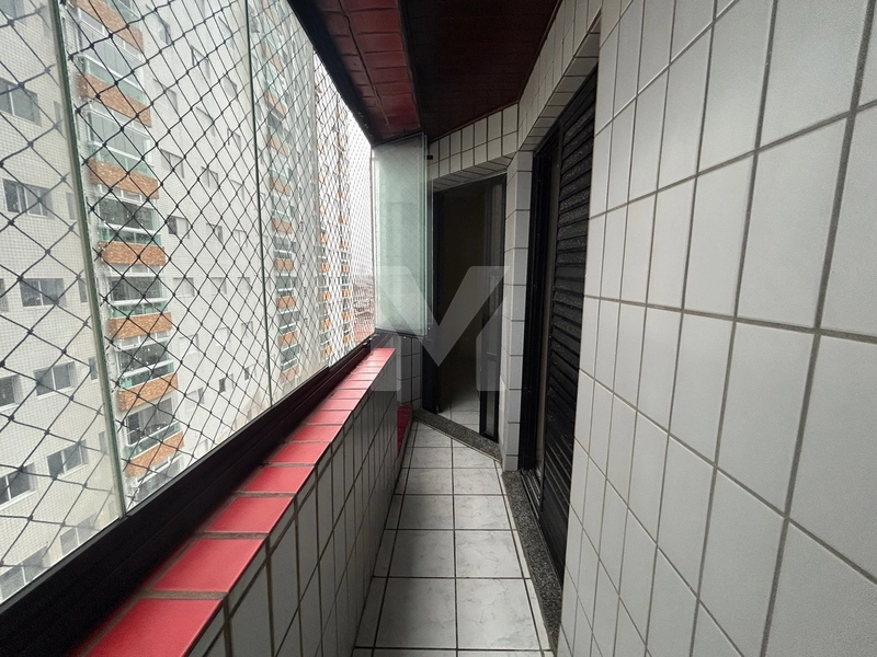 Apartamento 2 Dormitórios em Prédio Frente Mar com Vista Lateral no Ba: 2ª foto da galeria de imagens do imóvel