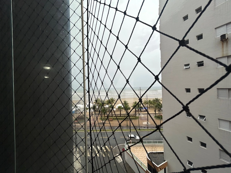 Apartamento 2 Dormitórios em Prédio Frente Mar com Vista Lateral no Ba