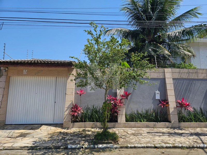 Casa térrea isolada de 3 dormitórios no Canto do Forte!!!