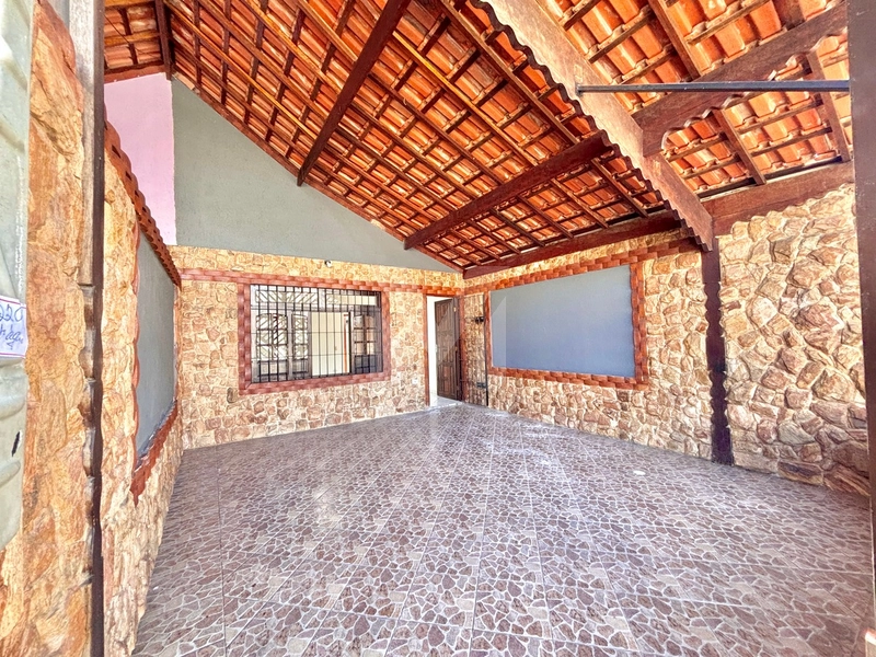 Casa individual na Ocean para locação definitiva há 400m da Praia