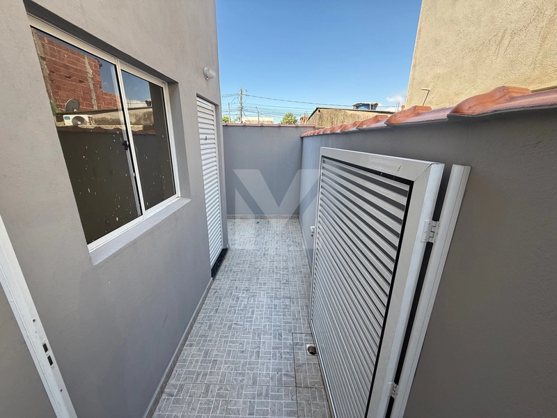 ULTIMA CASA COM QUINTAL PRIVATIVO COM 2 DORMITORIOS