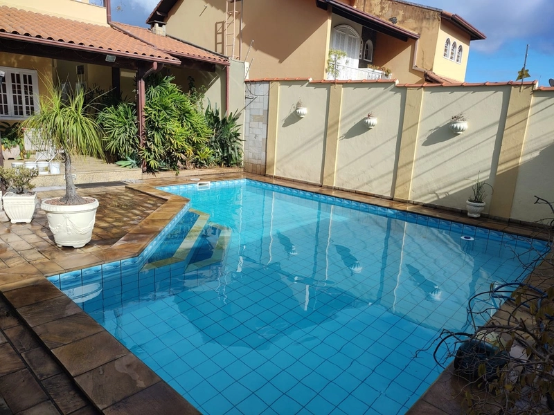 CASA COM 4 QUARTOS (1 SUÍTE) NO JARDIM AMÁLIA: 2ª foto da galeria de imagens do imóvel
