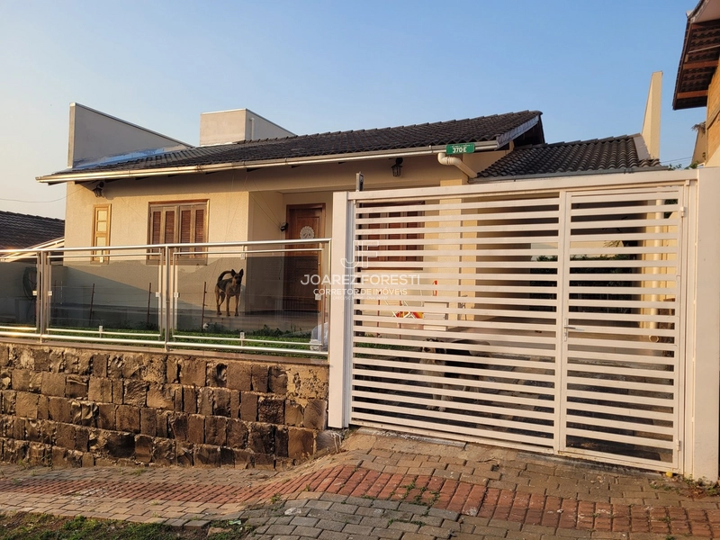 Casa toda mobiliada com piscina no bairro Desbravador em Chapecó -SC.
