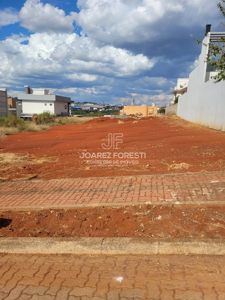 Terreno no Jardim Paraiso, ótimo para construção de barracão.