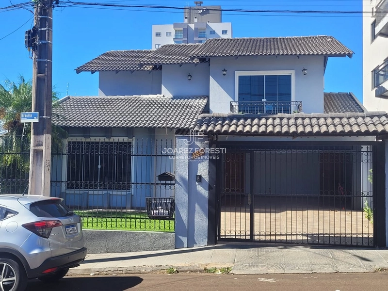 Linda casa com excelente localização a poucas quadras do centro.