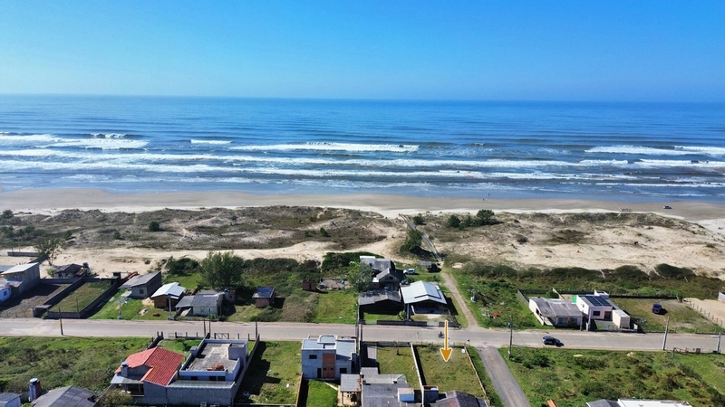 Terreno de esquina a 50 metros da praia: 2ª foto da galeria de imagens do imóvel