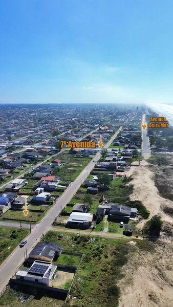 Terreno de esquina a 50 metros da praia: 3ª foto da galeria de imagens do imóvel