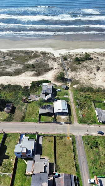 Terreno de esquina a 50 metros da praia: 4ª foto da galeria de imagens do imóvel