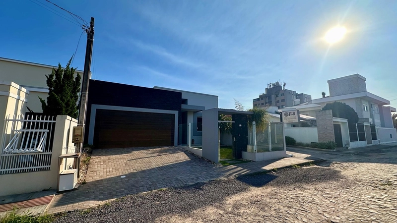 Casa com 3 quartos, piscina e edícula no Centro de Sombrio: 1ª foto da galeria de imagens do imóvel