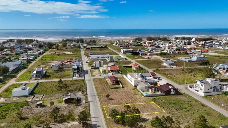 Terreno no Brilhamares Próximo ao Centro e à Beira-Mar: 1ª foto da galeria de imagens do imóvel