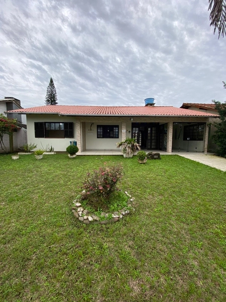 Casa com 4 Dormitórios e Quintal Amplo no Bairro Turimar: 1ª foto da galeria de imagens do imóvel