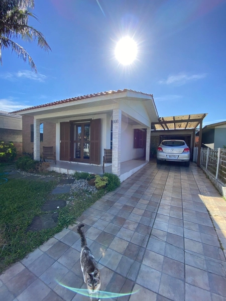 Casa Mobiliada com 3 Dormitórios e Garagem Ampla no Bairro Itapuã: 1ª foto da galeria de imagens do imóvel