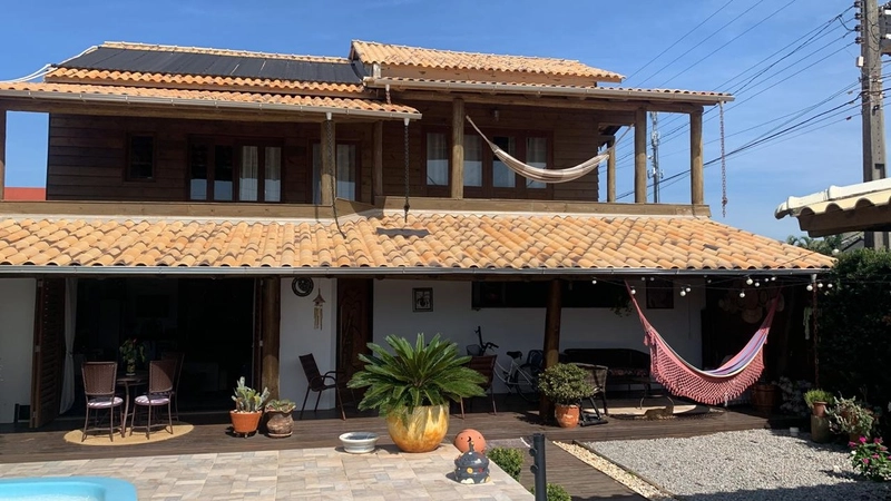 Casa de 230m² com Piscina e Área Gourmet no Centro de Balneário Gaivot: 1ª foto da galeria de imagens do imóvel