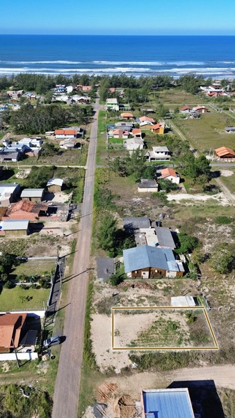 Terreno de Esquina com 300 m² a 450 m da Praia: 1ª foto da galeria de imagens do imóvel