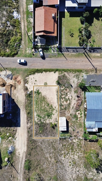 Terreno de Esquina com 300 m² a 450 m da Praia: 2ª foto da galeria de imagens do imóvel