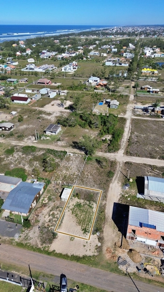 Terreno de Esquina com 300 m² a 450 m da Praia: 3ª foto da galeria de imagens do imóvel