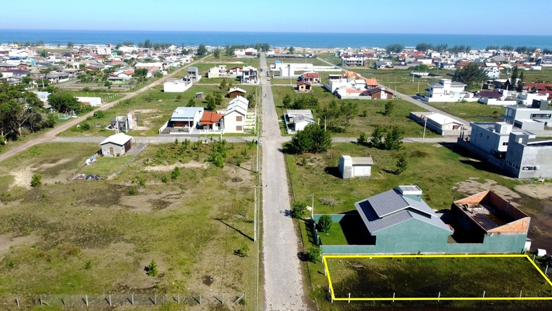 Terreno com 330 m² em posição solar norte no bairro Brilhamares: 2ª foto da galeria de imagens do imóvel
