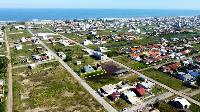 Terreno com 330 m² em posição solar norte no bairro Brilhamares: 1ª foto da galeria de imagens do imóvel