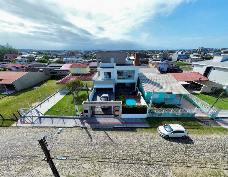 Casa de Alto Padrão com Terraço e Piscina - Balneário Gaivota/SC: 1ª foto da galeria de imagens do imóvel