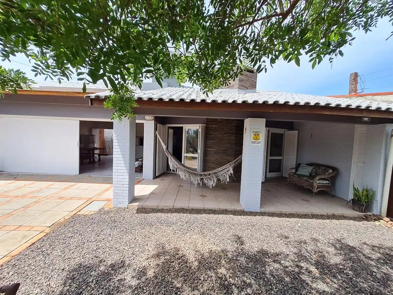 Casa mobiliada com 5 dormitórios, piscina, no centro de Xangri-lá: 3ª foto da galeria de imagens do imóvel