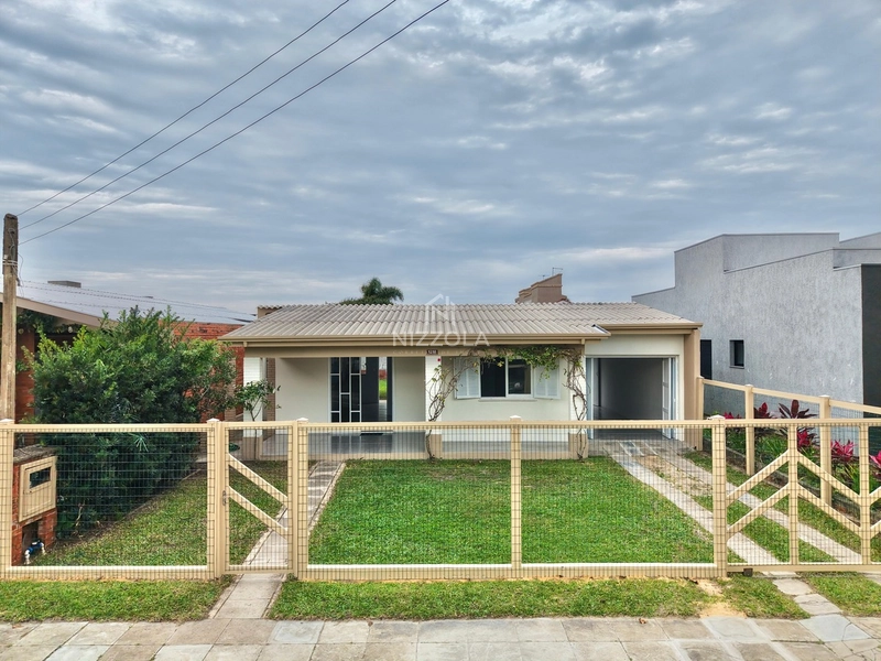 Casa térrea com 2 dormitórios, 1 suíte a 3 quadras do mar em Xangri-lá