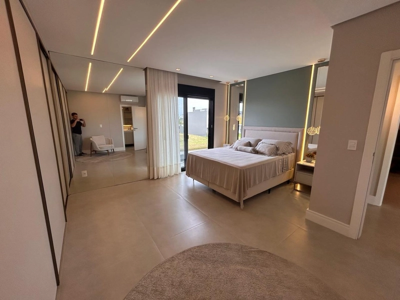 Casa mobiliada, beira lago com 4 suítes, piscina no condomínio Sunset.: 28ª foto da galeria de imagens do imóvel