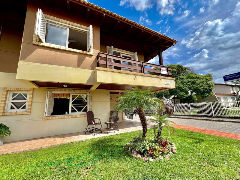 Sobrado duplex, mobiliado, próximo a praia em Rainha do Mar: 1ª foto da galeria de imagens do imóvel