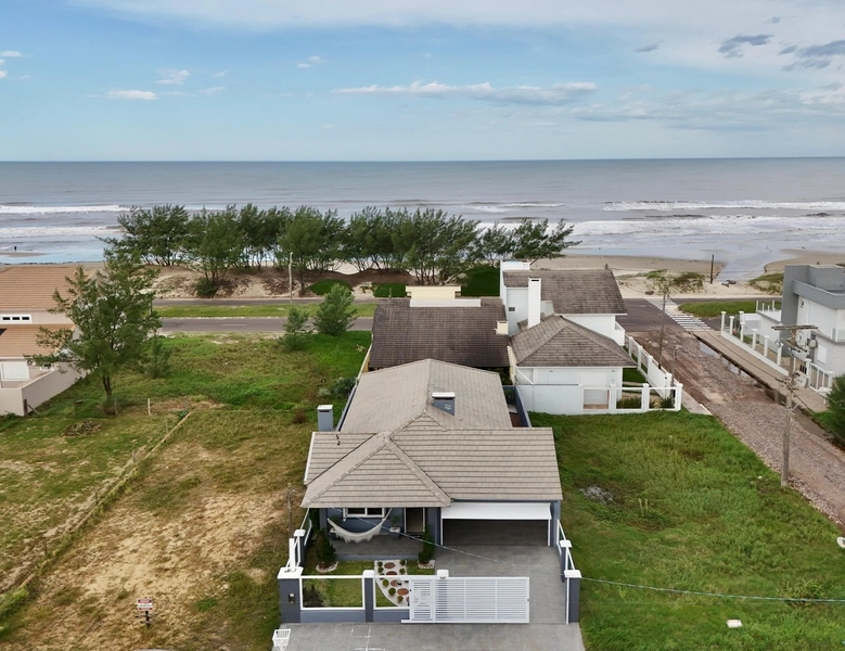 Casa mobiliada e decorada com 4 suítes em Atlantida Sul: 1ª foto da galeria de imagens do imóvel