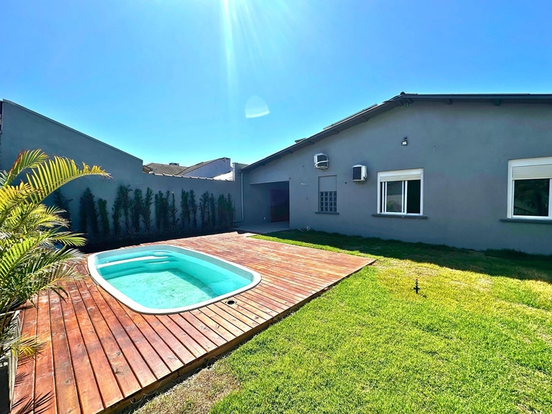 Casa mobiliada com 3 dormitórios, 1 suíte e piscina em Atlântida Sul: 1ª foto da galeria de imagens do imóvel