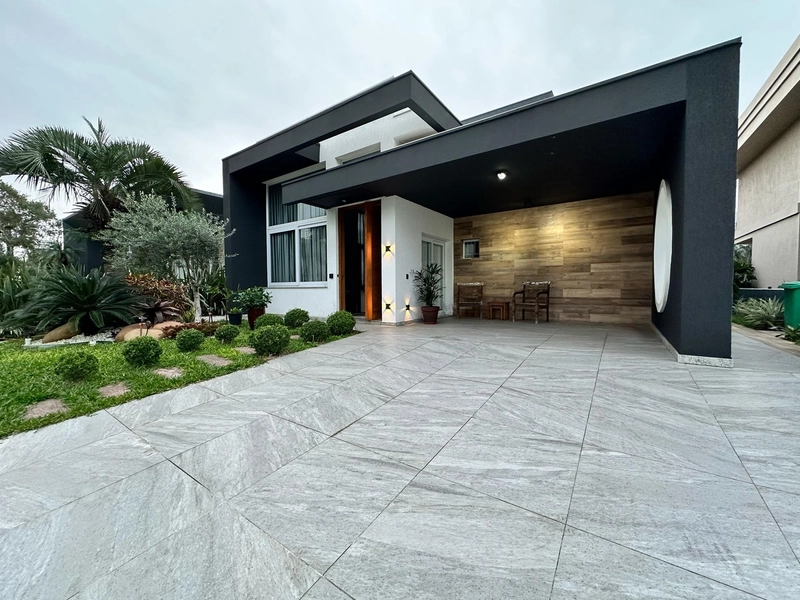 Casa mobiliada e decorada com 4 suítes e piscina no Quintas do Lago.: 1ª foto da galeria de imagens do imóvel