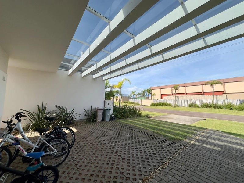 Casa mobiliada e decorada com 3 suítes no condomínio Riviera: 3ª foto da galeria de imagens do imóvel