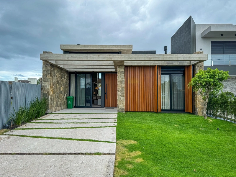 Casa mobiliada e decorada com 4 suítes piscina aquecida no Sunset: 1ª foto da galeria de imagens do imóvel