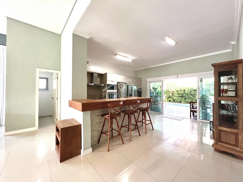 Casa com 4 suítes, mobiliada e piscina no Condomínio Quintas do Lago: 8ª foto da galeria de imagens do imóvel