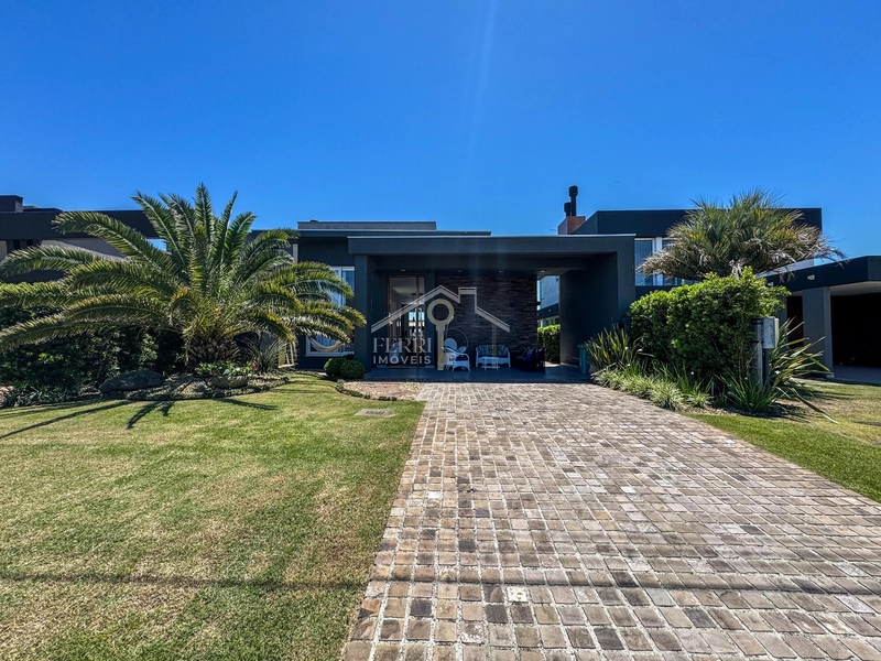 Casa beira-lago com 4 suítes e piscina no condomínio Riviera Xangri-lá: 1ª foto da galeria de imagens do imóvel