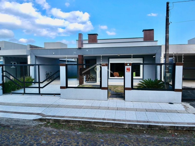 Casa térrea com 3 dormitórios a poucos passos do mar em Atlântida Sul: 1ª foto da galeria de imagens do imóvel