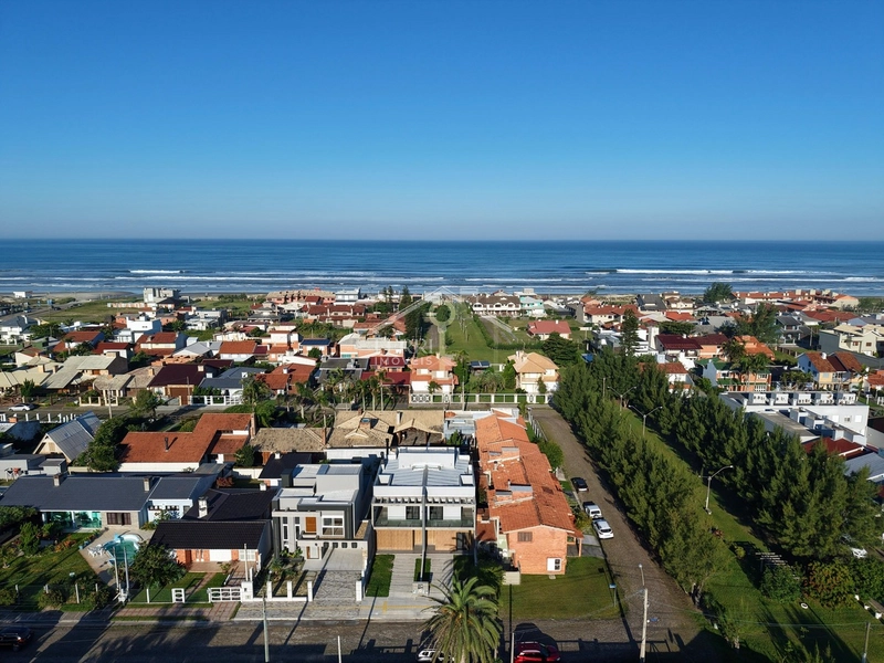 Sobrado novo com 4 suítes, mobiliado e decorado no centro de Xangri-lá: 2ª foto da galeria de imagens do imóvel