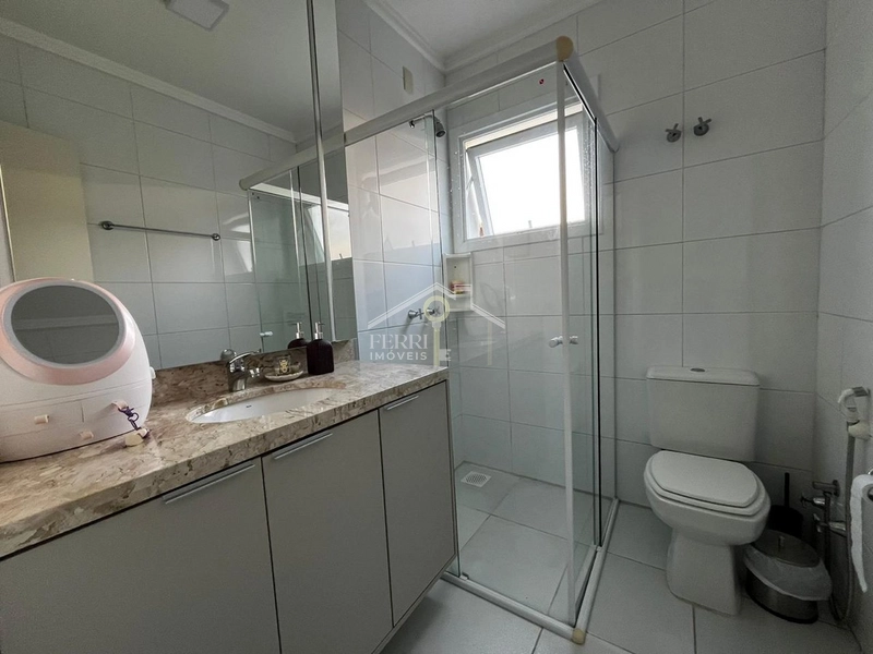 Casa frente para o lago com 3 suítes e piscina no Quintas do Lago.: 9ª foto da galeria de imagens do imóvel