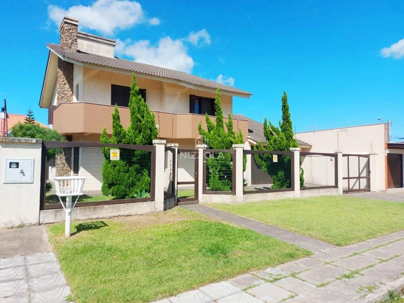 Sobrado mobiliado, com 04 suítes no Centro de Xangri-lá